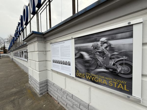 Wystawa na murze Stadionu Miejskiego STAL